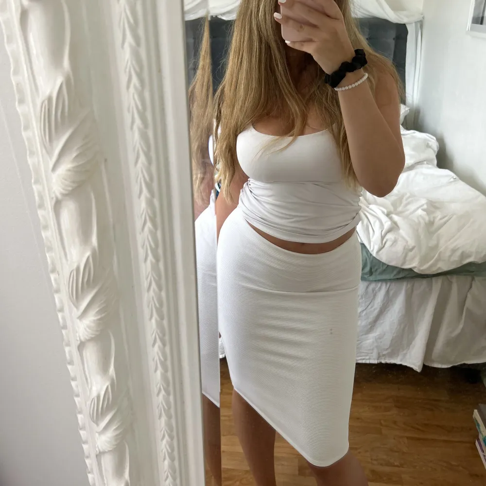 Så himla fin vit kjol, helt perfekt nu på sommaren. Köpt utomlands i storlek 10, den är som en XS/S🤍🤍. Kjolar.
