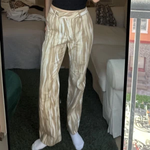 Mönstrade byxor - Unika mönstrade byxor från D&G köpta i en vintagebutik i Florens. Jag är 174 cm. Passar xs/s