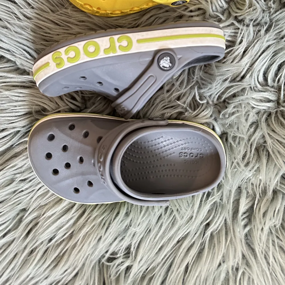 Used in good condition  Yellow crocs 11c size 28-29 50kr Grey crocs 11c.   Size 28-29 50kr . Skor.