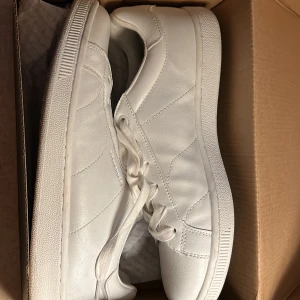 Björnborg - Dessa superfina skor har jag bara använt 1gång så dom är i väldigt bra sick jag säljer dom för 400kr och jag köpte dom flr 800kr