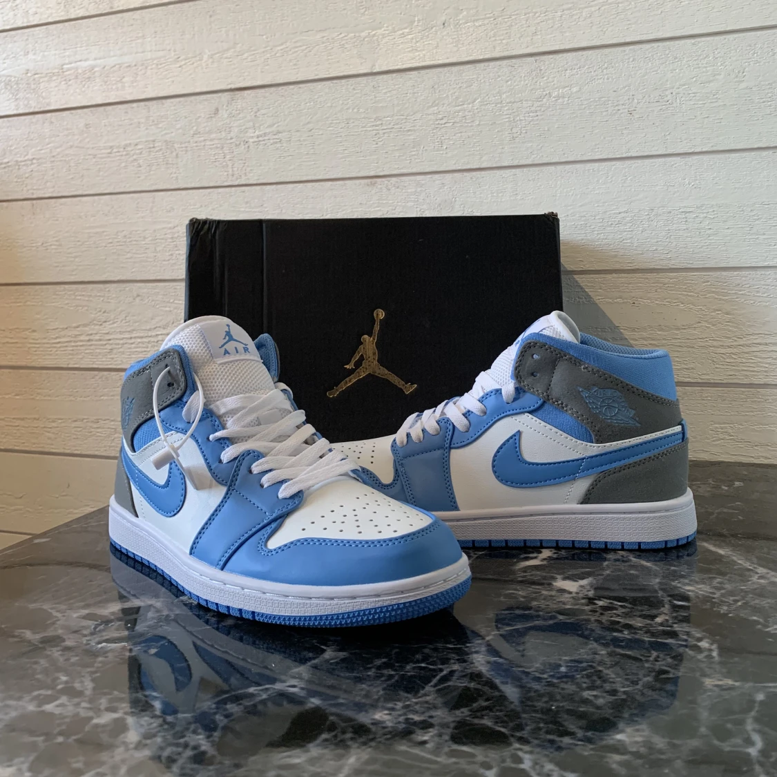 Jordan 1 mid universitey blue grey  - 91