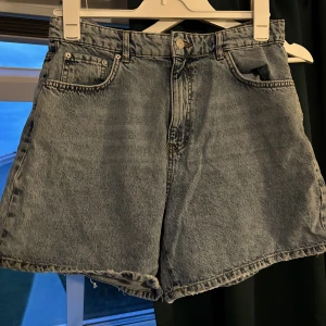 Jeansshorts - Visa jeansshorts från Gina Tricot. Knappt använda så i find skick! Kolla min bio innan köp!:)