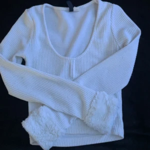 Vit topp  - Vitt topp med fluff på armarna, jätteskön. Ganska urringad. 