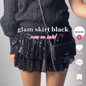 glitter kjol  - Säljer min glitter kjol från hemsidan ”meet me there” där även bilderna är tagna från deras tiktok. Jag köpte den till nyår men den kom för sent och var även för liten. Jag brukar vanligtvis ha stl S/M i kjolar men denna skulle ja säga passar en Xs/S.