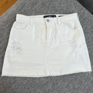 Vit jeanskjol - Vit jeanskjol från Hollister. Säljes för 200 + spårbar frakt. Knappt använd, inga fläckar eller liknande.