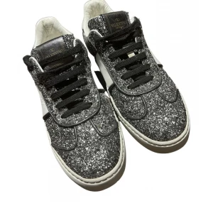 Valentino Garavani - Rockstud glitter trainers - Valentino skor, köpta second hand och använd fåtal gånger. De passar  alla i storlek 37-39. Det har tyvärr trillat av 2 stenar men annars är de i jättebra skick! Man får tyvärr inte med någon valentino box utan en vanlig skokartong. Skriv vid intresse💓 