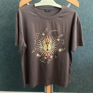 Oversized t-shirt med tryck🦋 - Oversized t-shirt från SHEIN med tryck fram🎀 Mycket bra skick!💕