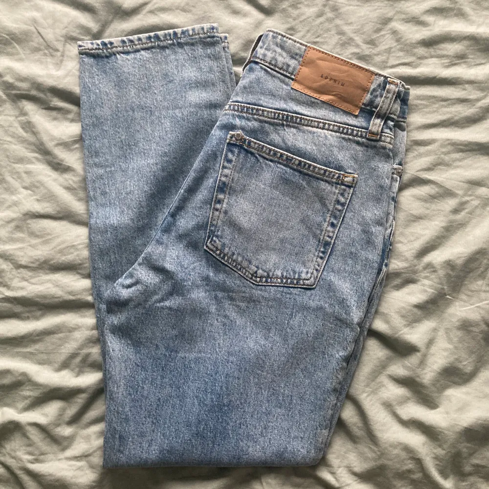 Ett par H&M jeans. I modellen MOM JEANS. Som är högmidjade. Inga märken på användning. Endast använda 2 gånger. Hör av er om ni vill ha mer bilder eller om ni har några frågor. Jag står inte för frakten🤍. Jeans & Byxor.