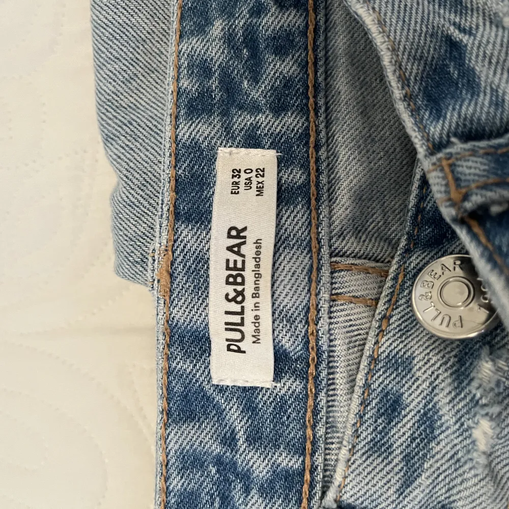Jeans från pull and bear. Rensar garderoben så kolla in mitt konto för fler billiga och fina saker. Jeans & Byxor.