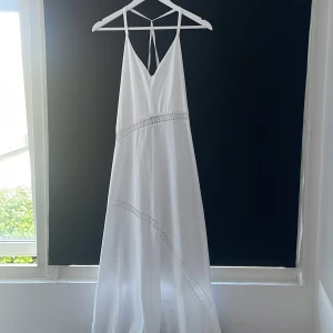 Långklänning  - Säljer denna långklänningen med fina detaljer från Zara. Jag är 175 cm lång och den går inte hela vägen ner  därför hade den nog passat för någon som är runt 167 cm. 