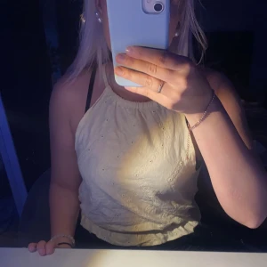 Topp - Söt ljusgul topp😍