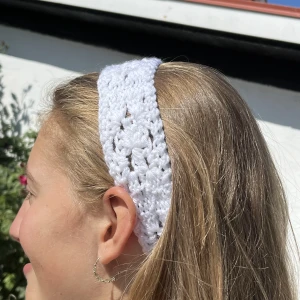 Hårband - hårband i vitt virkat med lite mönster☺️ Kolla min profil för fler färger💕Kan även göra massa andra färger på beställning!  jag erbjuder GRATIS FRAKT i kuvert!🤗