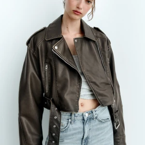 Grön skinnjacka  - En militärgrön skinnjacka från Zara som är som ny. Storlek M 