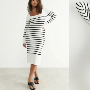 Randig klänning - Randig klänning från Gina tricot i storlek xs. Köpt förra sommaren🌸Säljer för 260 inkl frakt💖