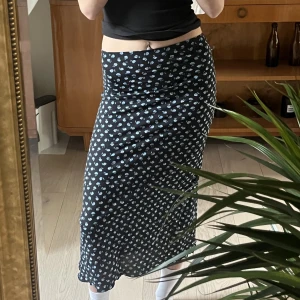 Långkjol  - Tunn långkjol i blommigt mönster köpt second hand