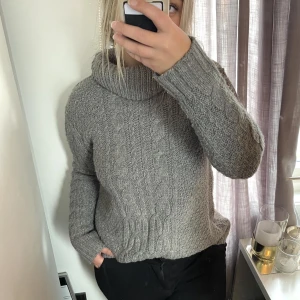 Stickad tröja - Stickad tröja från even&odd, med lång polo krage som går att bära lite olika. Använd så har en del noppror