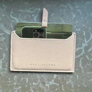 Spegel Marc Jacobs  - Spegel i skinnfodral från Marc Jacobs. Aldrig använd!