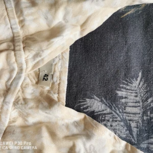 Sommar klänning  - En söt sommarklänning, den går till knäna eller kanske till och med kortare. Storlek 42