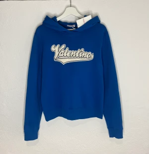 Valentino Hoodie - Ovanlig Valentino Hoodie i blå färg. Storlek M. Köpt för 3700 på Depop. Aldrig använd