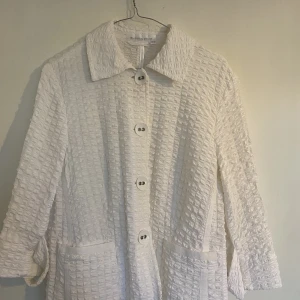 Kortärmad kavaj med textur - Elegant kavaj med korta ärmar och fina knappar. 