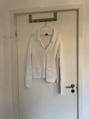 Fin stickad kofta - Grovstickad kofta med krage, fina knappar och fickor.