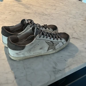 Golden Goose skor - Säljer ett par feta Golden Goose skor i storlek 43!! De är i riktigt bra skick!