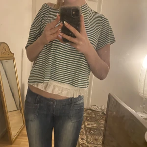 Randig t-shirt  - Vit och grön randig t-shirt från Monki