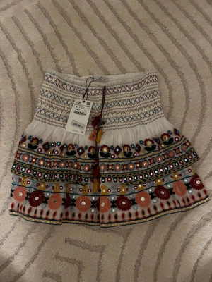 Kjol från Zara - Jag säljer min kjol från Zara då jag råkade beställa 2st och inte orkade skicka tillbaka den ena heh. Köpte den för 399 och den är aldrig använd. Pris kan diskuteras😊