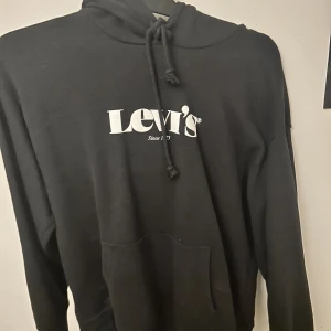 Levis Hoodie - Oanvänd hoodie i märket Levis. Ångrat köp därav ingen användning av den. Skönt tyg och passar till allt. Storlek medium och satt bra för mig som vanligtvis är M/L. Unisex ås passar för både man och kvinna. Original pris 700kr.