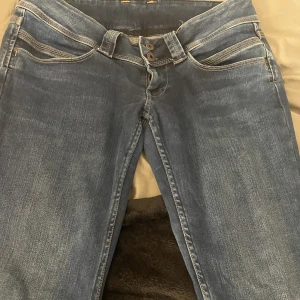 PEPE JEANS  - säljer mina pepe jeans i jätte fint skick! köptes i slutet utav sommaren & kanppt använda då jag tycker dom är för låga i midjan & jag gillar inte de särskilt mycket. I modellen Venus men är som boot cut även om de står straight. Nypris 899.