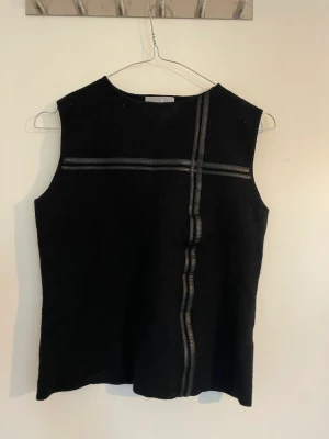 Topp med detaljer i ull - Söt topp/väst med krossade ränder i läder. 