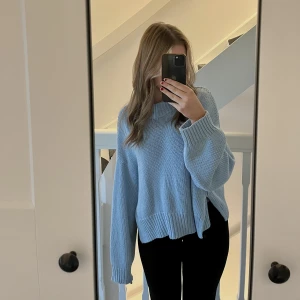 Stickad tröja  - Säljer denhär stickade tröjan från Vero Moda. Tröjan är endast använd en gång och är i fint skick. Jag är 167 cm lång och  brukar ha strl S för referens 