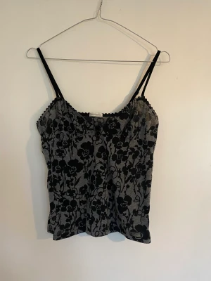 Söt blommig topp - Blommigt linne i bomull med fina detaljer. Bra skick