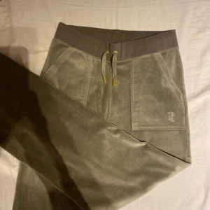 Byxor - Jag säljer dessa juicy byxor för att de kommer ej till användning. De är använda några gånger men är i bra skick💕