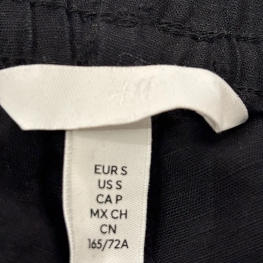 Säljer ett par svarta linnebyxor från hm! Säljer på grund av att byxorna tyvärr har blivit för små. Det finns fickor på båda sidorna och dom är luftiga och bra!💞 PRIS KAN DISKUTERAS. Jeans & Byxor.