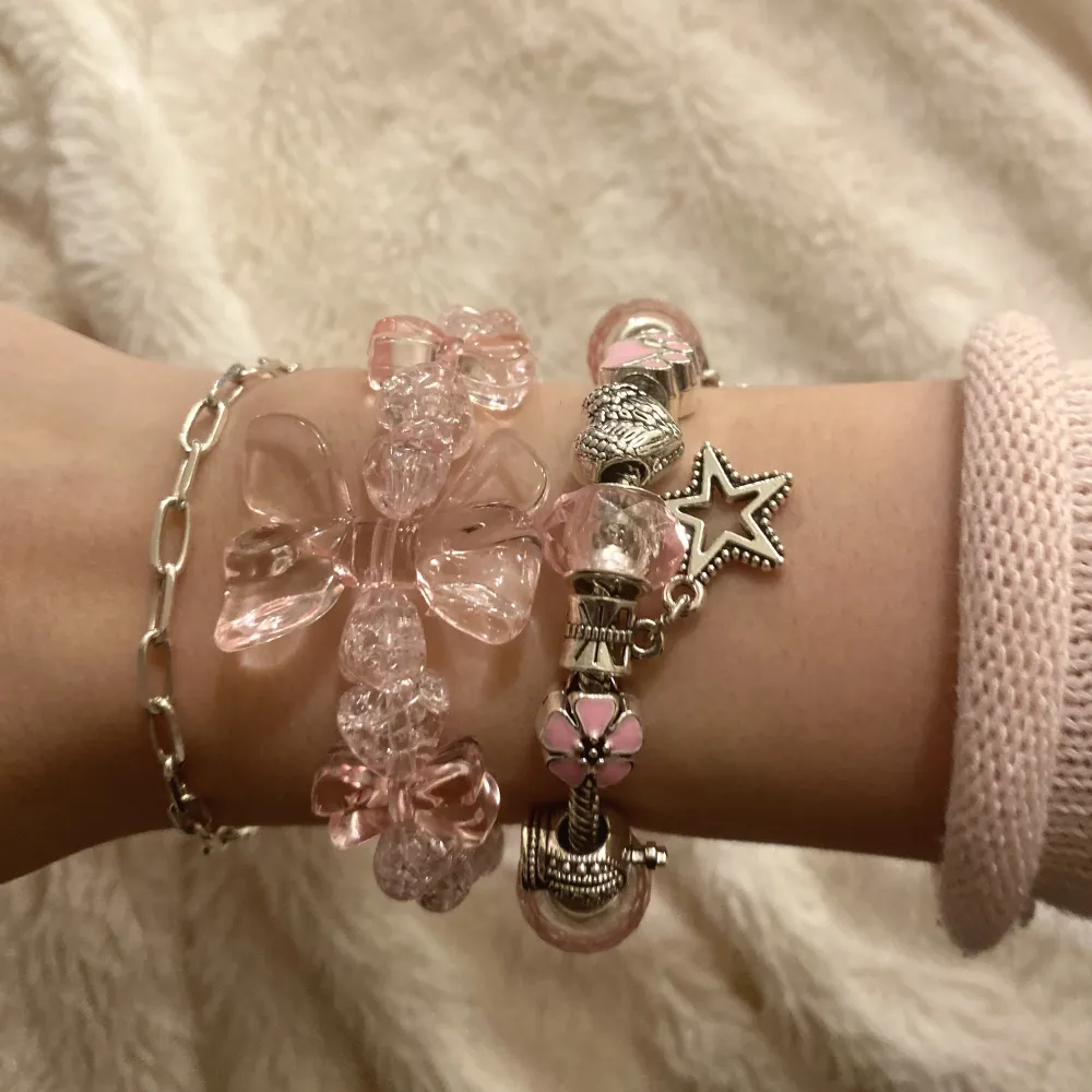 super fint armband med rosetter 💗. Övrigt.