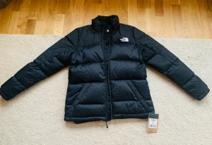 The North Face jacka stl M helt ny!!! - Fin och varm jacka från The North Face modellen W Diablo Down passar perfekt till kalla dagar! Dottern fick en likadan gratis från sin släkt så vi har bestämt att sälja den vidare och la pengarna till hennes student resa. Köparen står för frakt. 