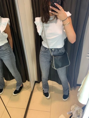 Zara Topp - Jätte söt topp från zara, säljs då den inte kommer till användning. Knappt använd och passar mig perfekt som brukar ha S.