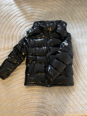 Moncler - Säljer nu min moncler maya då den är snepet lite för stor, använd få gånger! Obs pris kan diskuteras vid snabb köp(kan även bytas mot en cardigan)