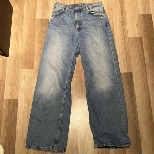 Monki jeans - Blommdetaljer, inga defekter.