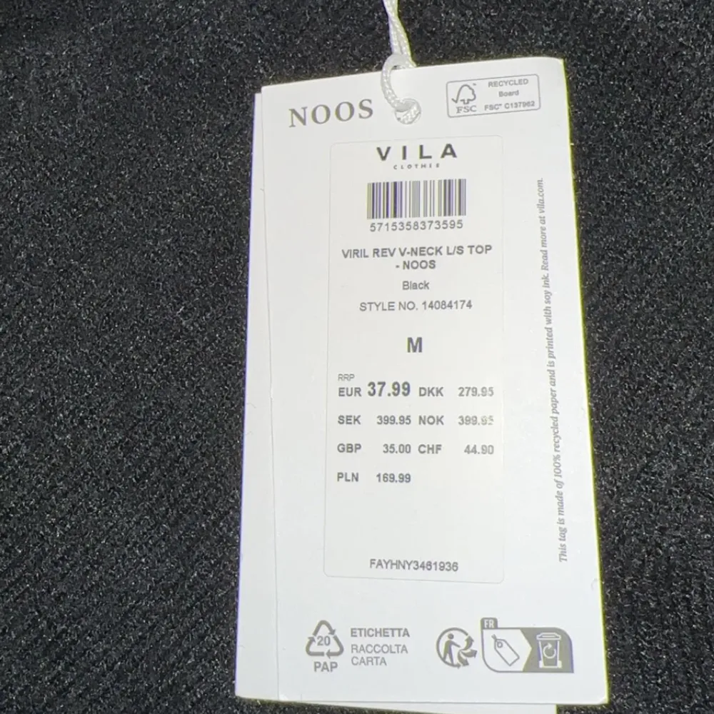 Säljer denna super snygga och sköna tröjan från Vila då den är för stor. Aldrig använd💞. Stickat.