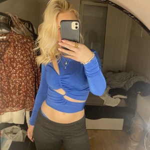 Blå tröja  - Fin blå tröja använd få gånger, storlek m men skulle säga att den e liten i storleken så passar xs-s oxå, skriv vid frågor eller fler bilder💕