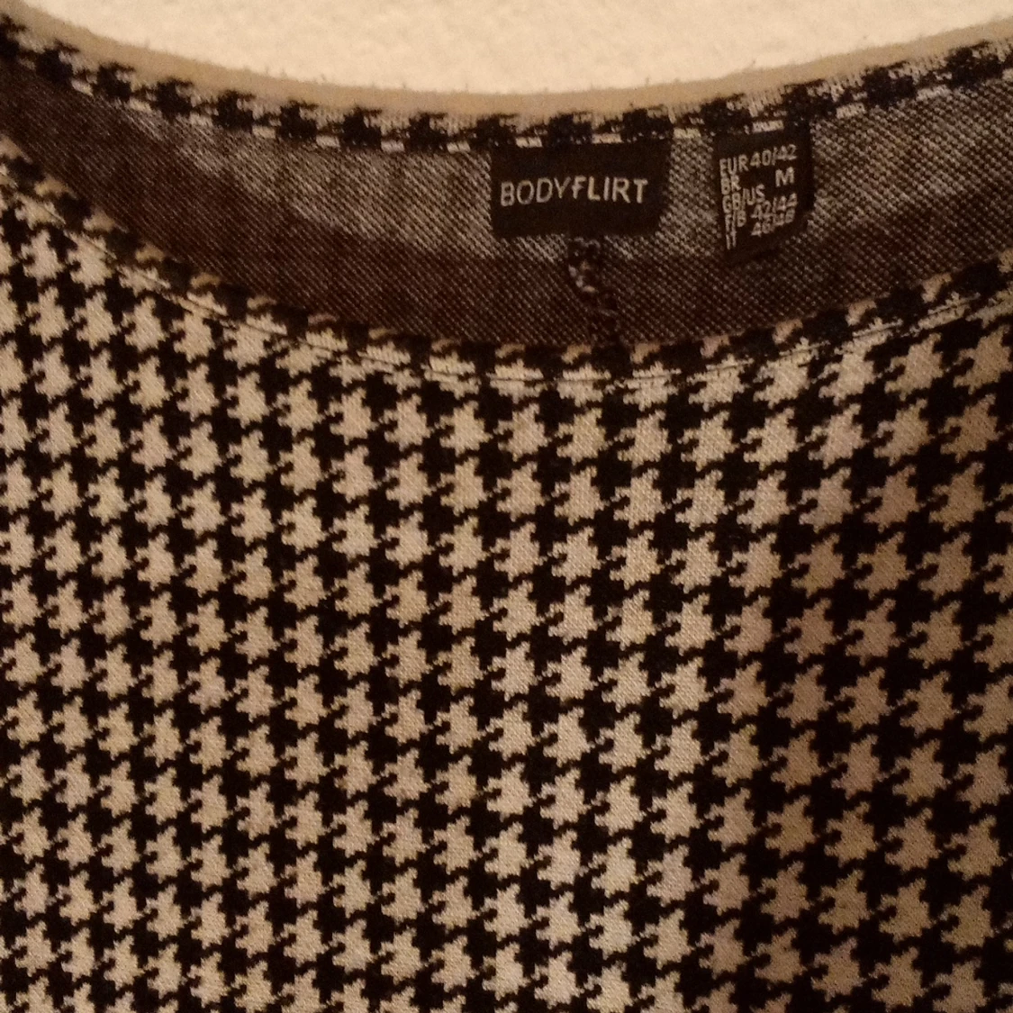 Hundtandsmönstrad klänning  - 91