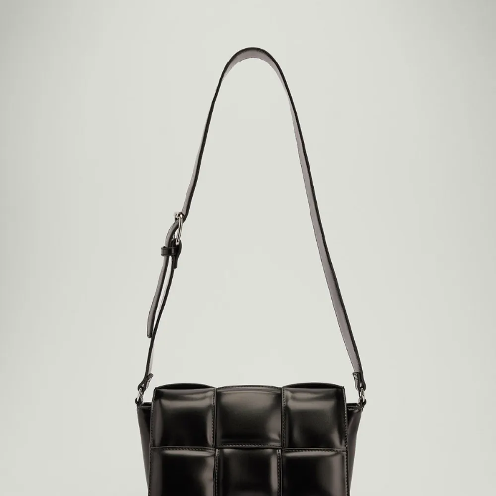 Super fin svart väska från NA-KD😍 Knappt använd och i nyskick🩷. Väskor.