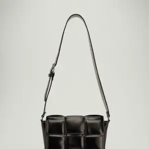 Super fin svart väska från NA-KD😍 Knappt använd och i nyskick🩷