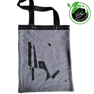 Handgjord tygkasse 🖤 - 🖤 Fin handgjord upcycled tygkasse. Handritade. Fin till dig själv eller ljuvlig present till någon...Material: bomull och rostfritt stål. Mått: bredd-33cm, höjd-41cm, handtag-33cm