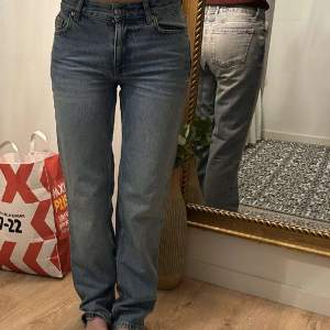Säljer dessa blå jeans från Gina🫶🏽 Använts ett fåtal gånger💙