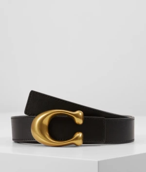 Coach reversible belt  - SCULPTED REVERSIBLE BELT - Skärp från Coach. Skärpet går att vända på för önskad färg, brun eller svart. Guldigt spänne. Nypris 2235kr.