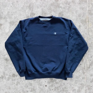 Vintage Champion Sweater  - En riktigt snygg vintage marinblå sweater från märket Champion, köpt från Thrifted i UK. I fint skick, inga hål eller fläckar. Pyttelite nopprig men inte nåvidare märkbart. Väldigt baggy fit, mysig och skön. För fler bilder eller mått kontakta mig 💕