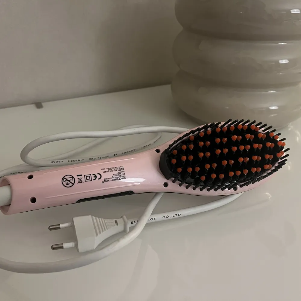 En bra och fungerande värmeborste, för att få plattat hår. Väl använd, fungerar toppen.  Har haft den i några år, men kommer inte längre till användning. (Kartongen finns ej kvar). Accessoarer.